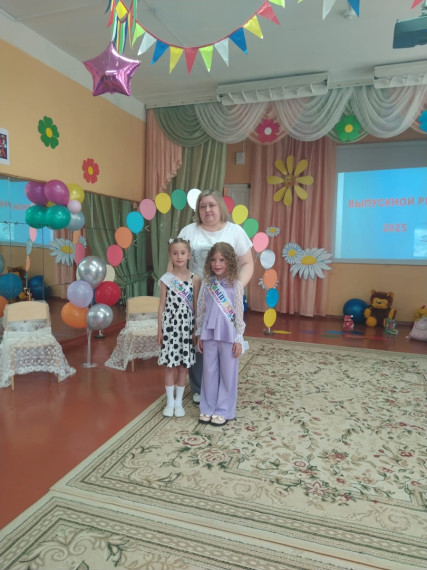 В этом году мы провожали в школу двух очаровательных девочек — наших маленьких выпускниц!.